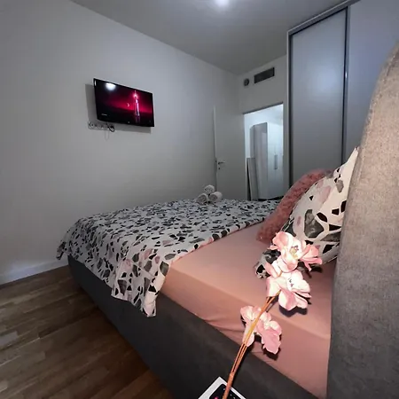 Apartment Dora *